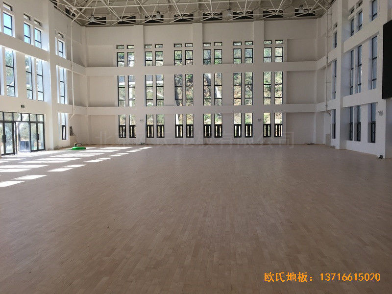 河南南陽南召縣天池電站運(yùn)動(dòng)館體育木地板鋪設(shè)案例0