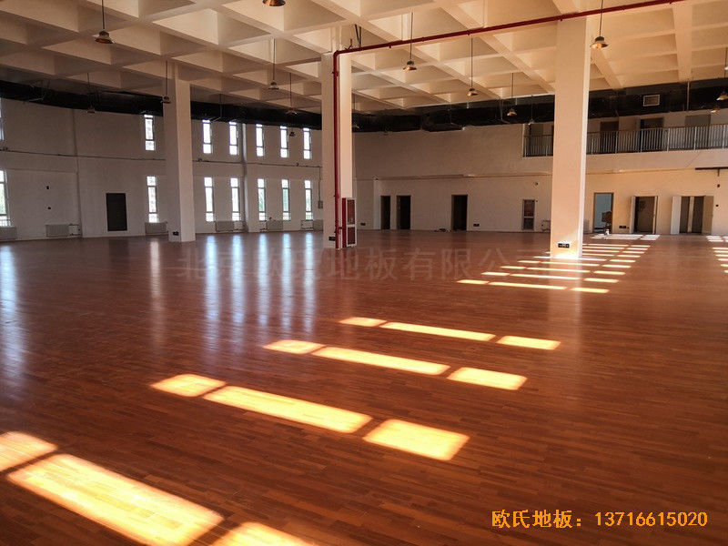 北京房山長陽小學(xué)訓(xùn)練館運(yùn)動(dòng)地板鋪設(shè)案例2