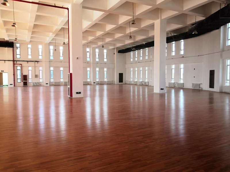 北京房山長陽小學(xué)籃球場運(yùn)動(dòng)木地板施工案例2