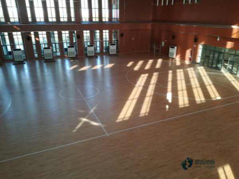 大學(xué)籃球運動木地板施工團隊
